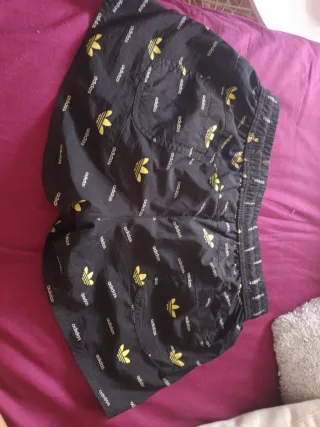 Pantalón chándal Adidas negro estampado
