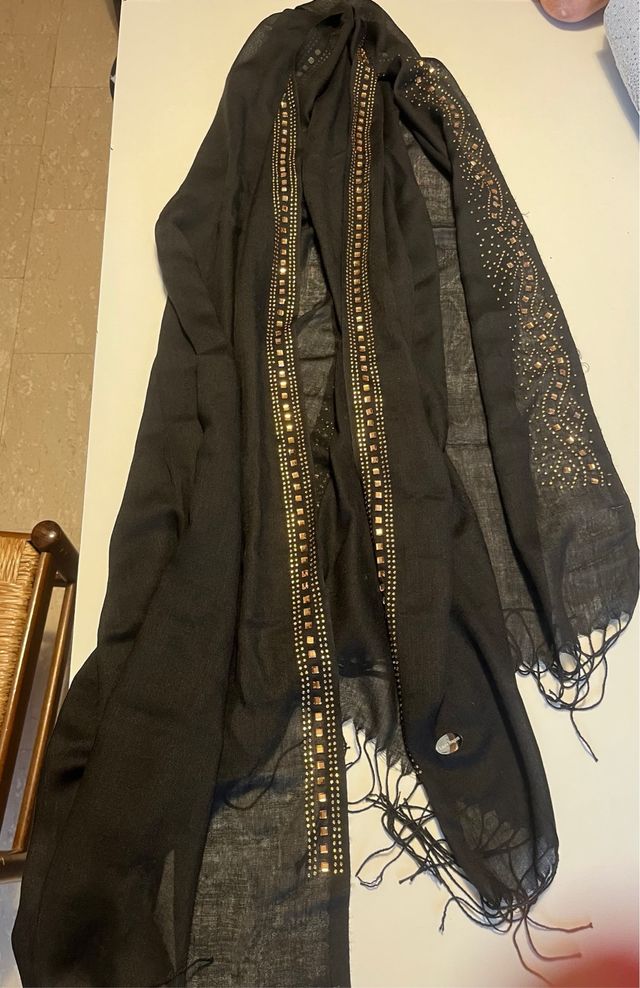 Sciarpa nera con dettagli oro