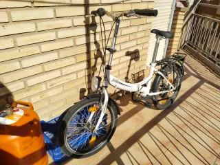 Bicicleta plegable blanca