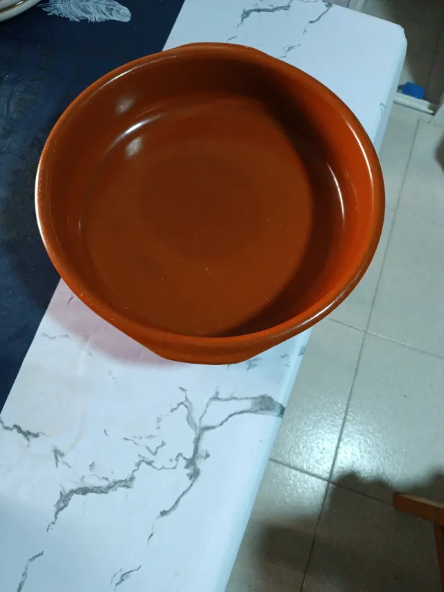 Cazuela de barro marrón