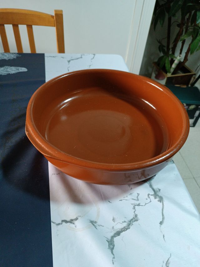 Cazuela de barro marrón