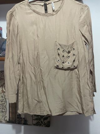 Blusa beige con bolsillo decorado