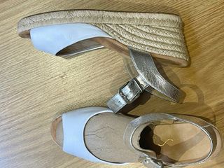 Sandalias de esparto y piel blancas y doradas