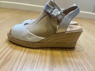 Sandalias de esparto y piel blancas y doradas