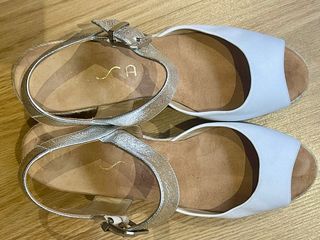 Sandalias de esparto y piel blancas y doradas