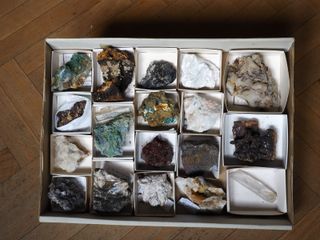 Minerales a granel, dos cajas