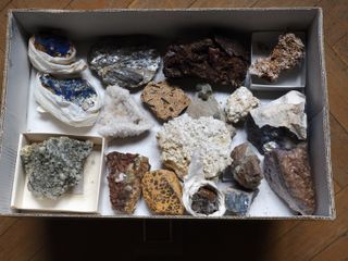 Minerales a granel, dos cajas