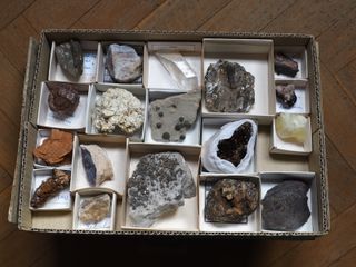 Minerales a granel, dos cajas