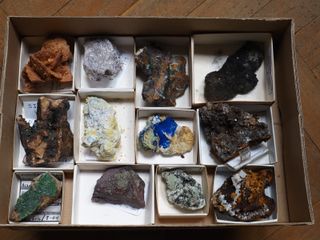 Minerales a granel, dos cajas