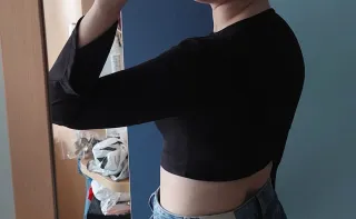 Cropped top Shein manga acampanada