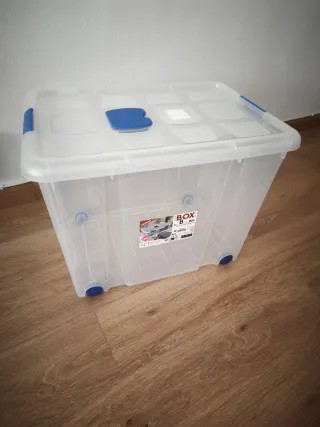 Caja de plástico transparente con ruedas y tapa
