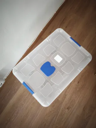 Caja de plástico transparente con ruedas y tapa