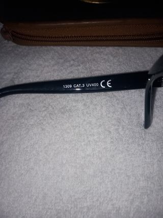 Gafas de sol negras y doradas