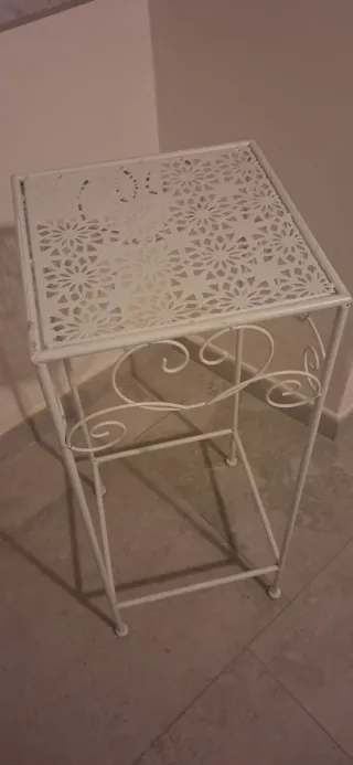 Tavolino portavaso in metallo bianco