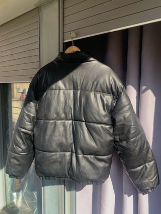 Abrigo acolchado efecto piel Bershka Talla M