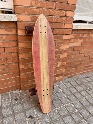 Monopatín de madera.