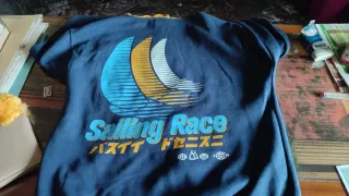 Felpa blu con stampa vele