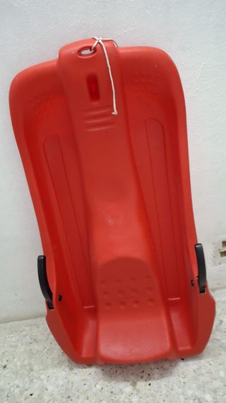 Trineo de nieve rojo