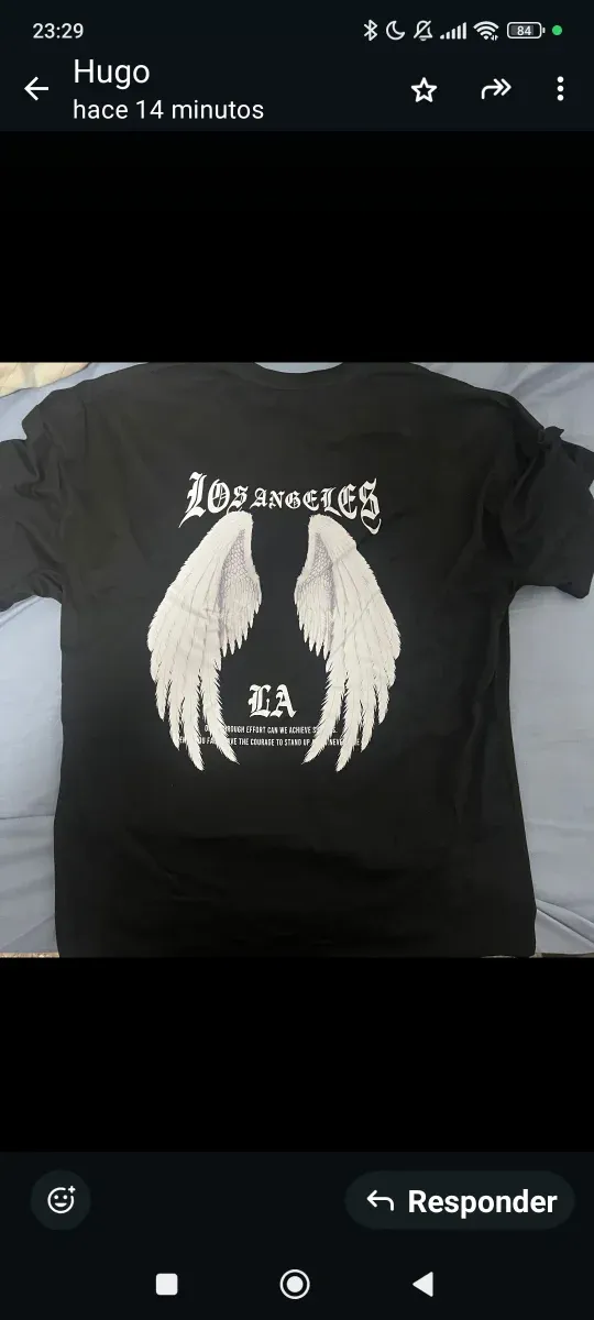 Camiseta negra con alas