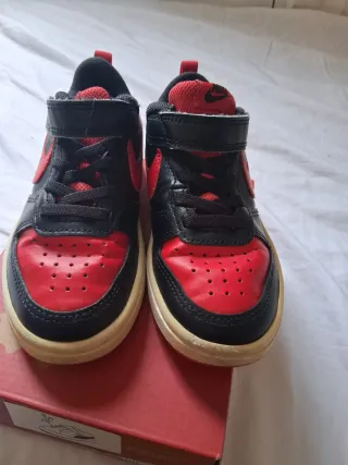 Scarpe Nike Bambino Nero/Rosso
Size 28.5