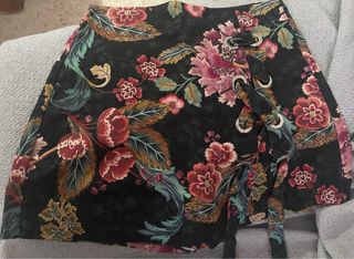 Falda corta estampada floral
