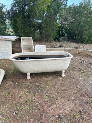 Bañera de piedra antigua