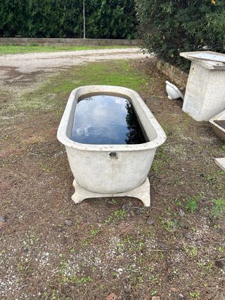 Bañera de piedra antigua