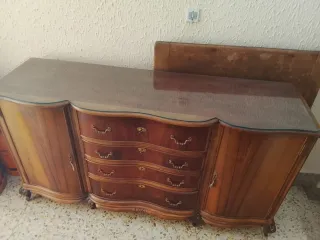 Cómoda antigua de madera con tapa de cristal