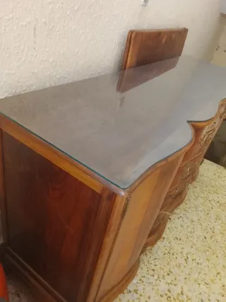 Cómoda antigua de madera con tapa de cristal