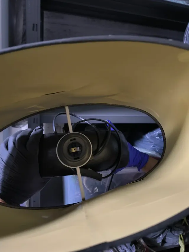 Lámparas de mesa beige y negra 5€ cada una. Hay 2