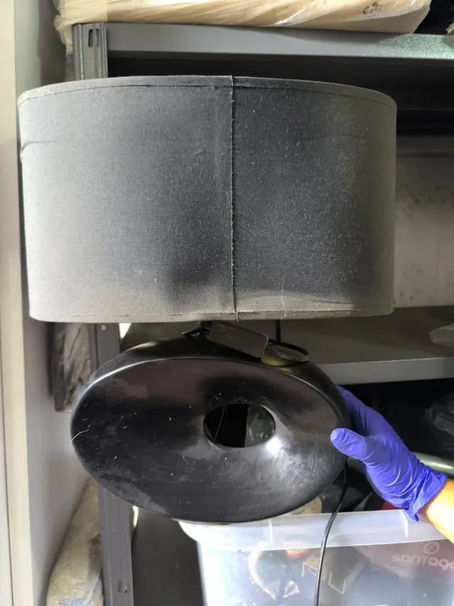 Lámparas de mesa beige y negra 5€ cada una. Hay 2