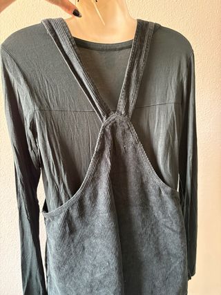 Vestido peto y camiseta verde