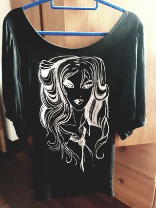 Vestido negro con estampado de mujer y piedrecitas