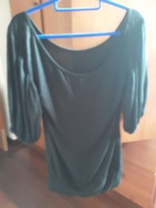 Vestido negro con estampado de mujer y piedrecitas