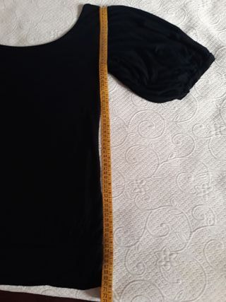 Vestido negro con estampado de mujer y piedrecitas