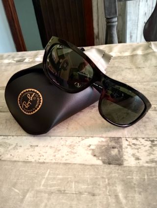 Gafas de sol Ray-Ban negras y verdes