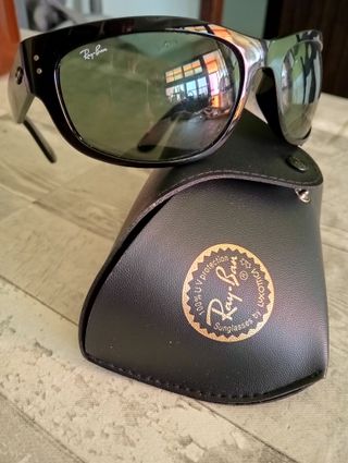 Gafas de sol Ray-Ban negras y verdes
