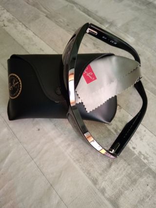 Gafas de sol Ray-Ban negras y verdes