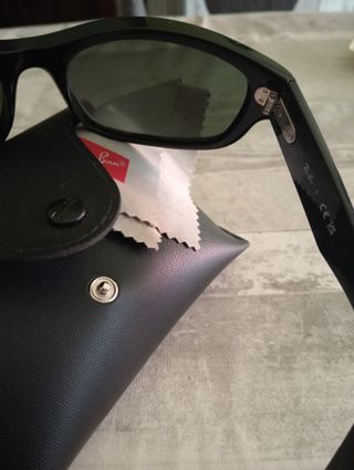 Gafas de sol Ray-Ban negras y verdes
