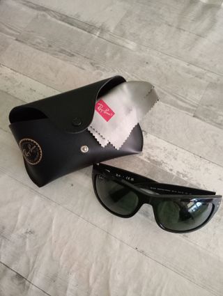 Gafas de sol Ray-Ban negras y verdes