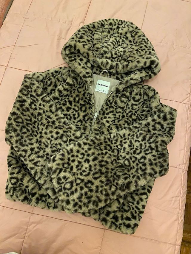 Abrigo Bershka estampado leopardo