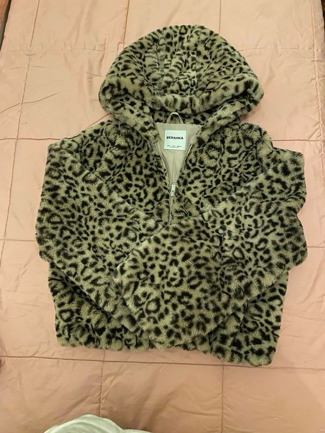 Abrigo Bershka estampado leopardo
