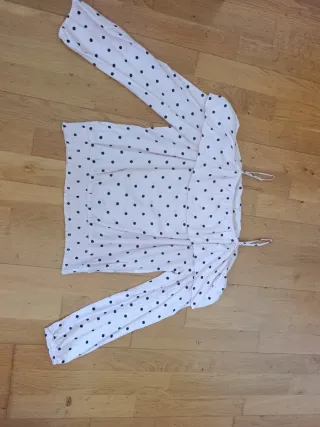 Blusa rosa con lunares negros