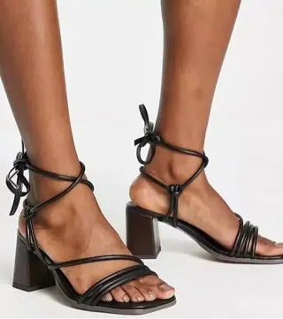 Sandalias negras atadas verano