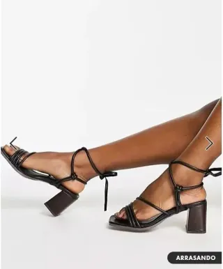 Sandalias negras atadas verano