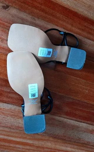 Sandalias negras atadas verano