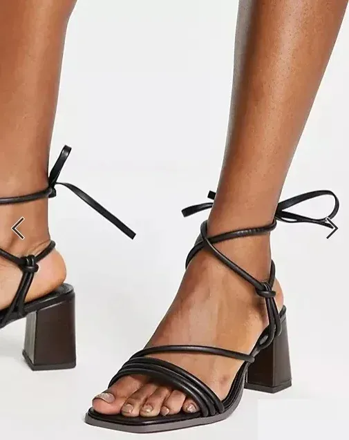 Sandalias negras atadas verano