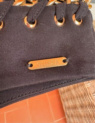 Falda Guess Negra con Cadena Dorada