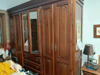 Armario de madera 4 puertas con espejos mesita noc