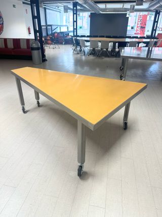 Mesa de oficina con ruedas